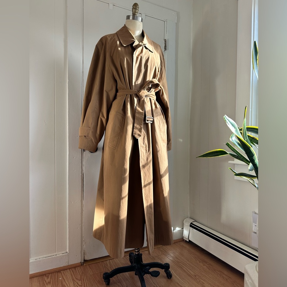 UNIQUE Tan Burberry Trench Coat with Gold Buckle Belt